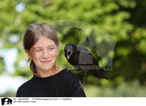 Mdchen mit Rabenkrhe / girl with carrion crow / JH-02565