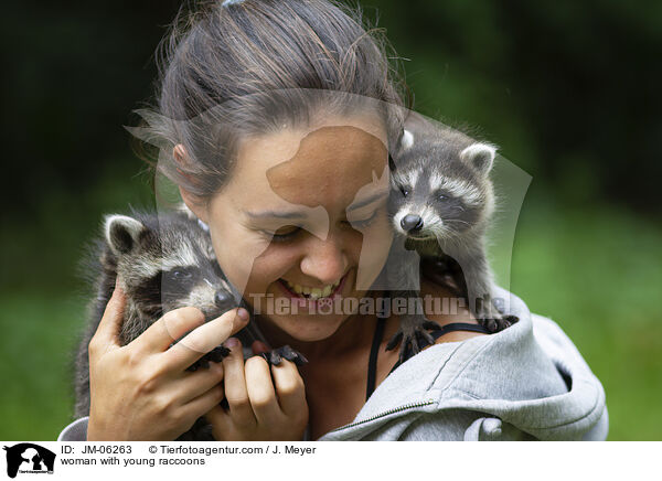 Frau mit jungen Waschbren / woman with young raccoons / JM-06263