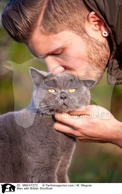 Mann mti Britisch Kurzhaar / Man with British Shorthair / MW-07272