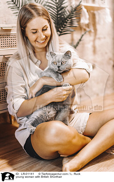 young woman with British Shorthair / LR-01141