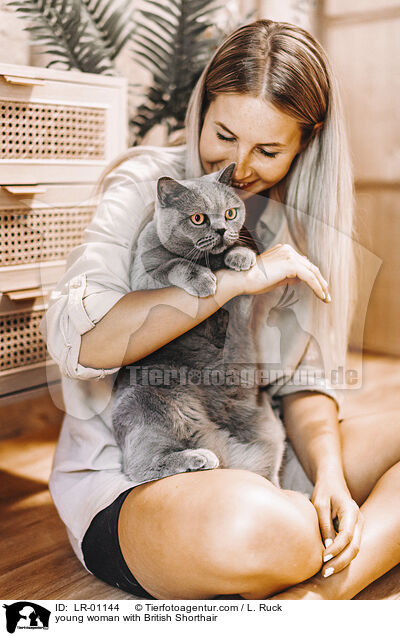 junge Frau mit Britisch Kurzhaar / young woman with British Shorthair / LR-01144