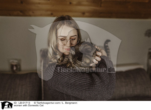 Frau mit Hauskatze / woman with Domestic Cat / LB-01713