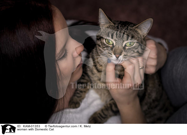 Frau mit Hauskatze / woman with Domestic Cat / KAM-01353