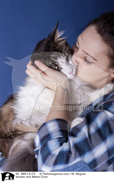 woman and Maine Coon / MW-13175