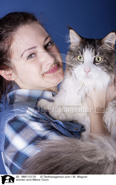 woman and Maine Coon / MW-13176