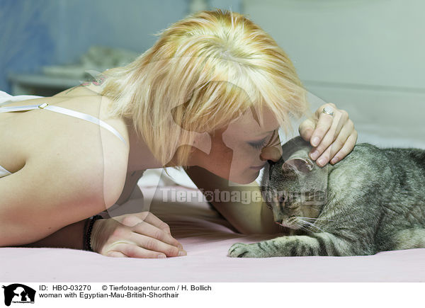 Frau mit gyptische-Mau-Britisch-Kurzhaar / woman with Egyptian-Mau-British-Shorthair / HBO-03270