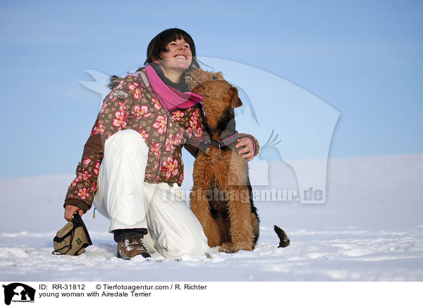 junge Frau mit Airedale Terrier / young woman with Airedale Terrier / RR-31812