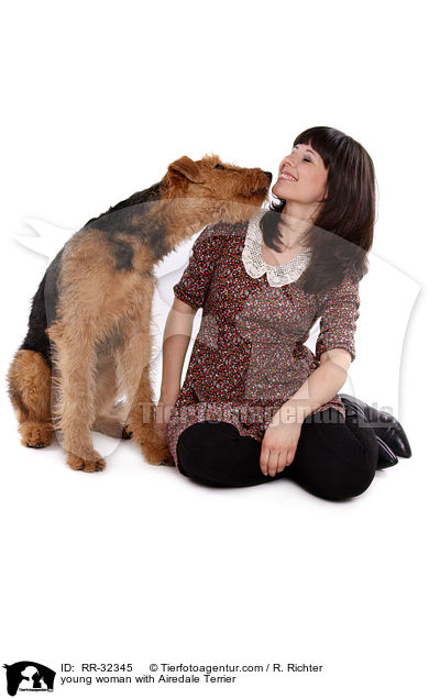 junge Frau mit Airedale Terrier / young woman with Airedale Terrier / RR-32345