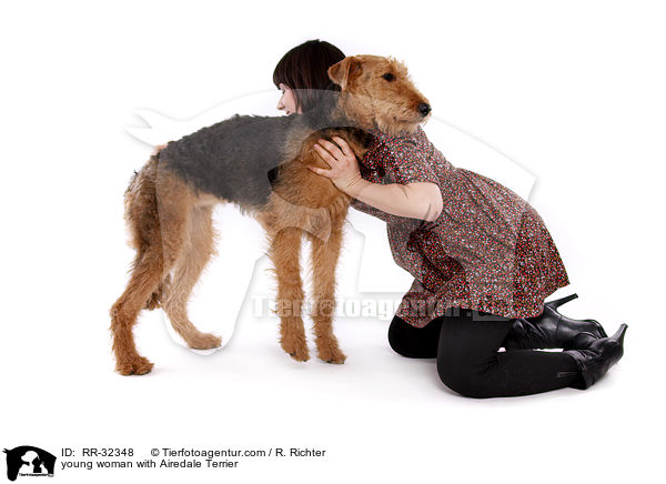 junge Frau mit Airedale Terrier / young woman with Airedale Terrier / RR-32348