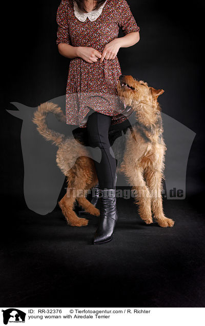 junge Frau mit Airedale Terrier / young woman with Airedale Terrier / RR-32376