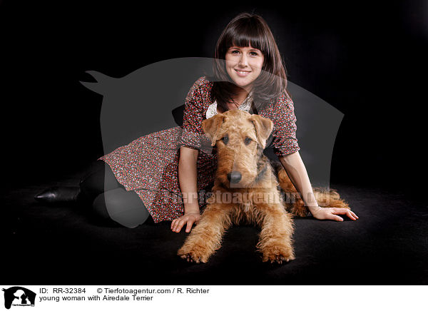 junge Frau mit Airedale Terrier / young woman with Airedale Terrier / RR-32384