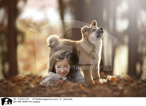 Mdchen mit Akita Inu Welpe / girl with Akita Inu puppy / VJ-01115