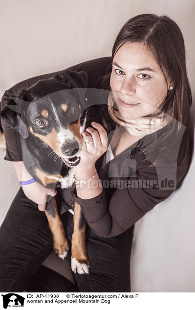 Frau und Appenzeller Sennenhund / woman and Appenzell Mountain Dog / AP-11938