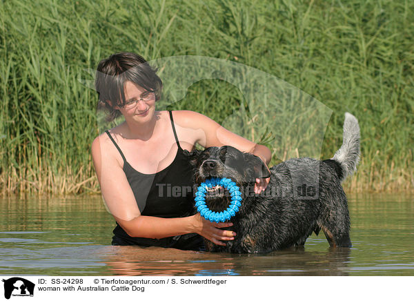 Frau mit Australian Cattle Dog / woman with Australian Cattle Dog / SS-24298