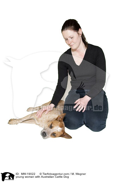 junge Frau mit Australian Cattle Dog / young woman with Australian Cattle Dog / MW-19022