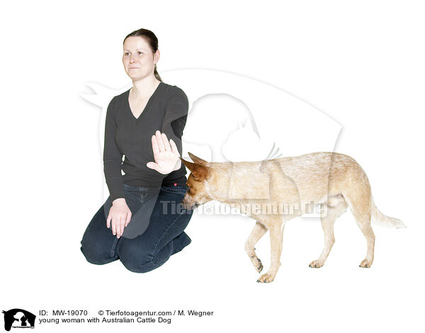 junge Frau mit Australian Cattle Dog / young woman with Australian Cattle Dog / MW-19070