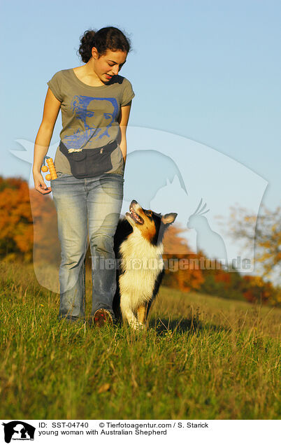 junge Frau mit Australian Shepherd / young woman with Australian Shepherd / SST-04740