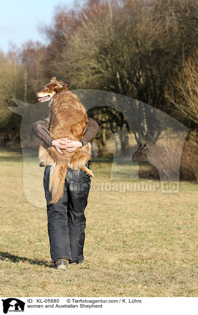 Frau und Australian Shepherd / woman and Australian Shepherd / KL-05880