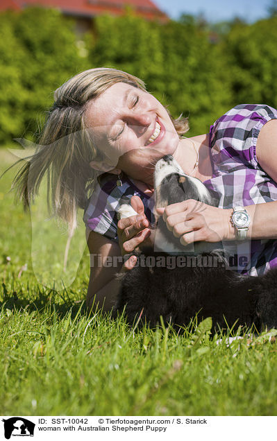 Frau mit Australian Shepherd Welpe / woman with Australian Shepherd Puppy / SST-10042