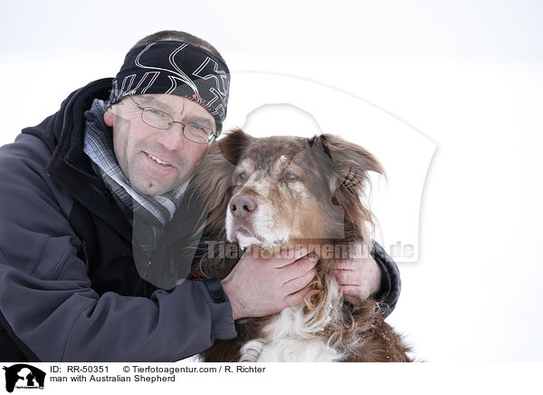 Mann mit Australian Shepherd / man with Australian Shepherd / RR-50351