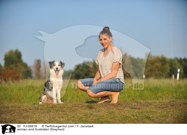 Frau und Australian Shepherd / woman and Australian Shepherd / YJ-09818