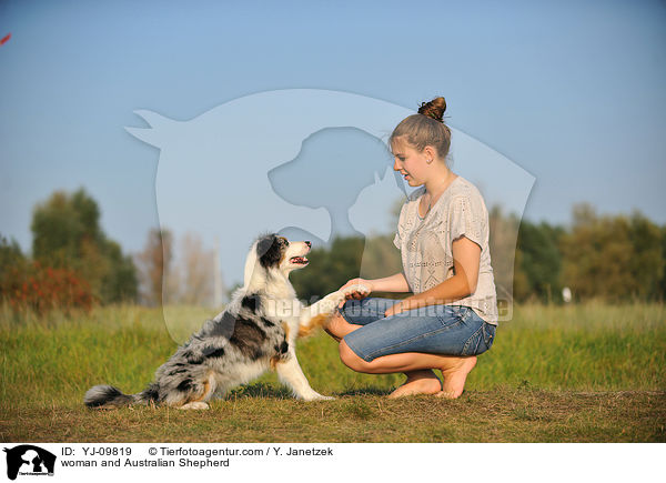 Frau und Australian Shepherd / woman and Australian Shepherd / YJ-09819