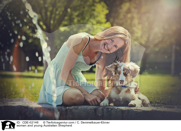 Frau und junger Australian Shepherd / woman and young Australian Shepherd / CDE-02146