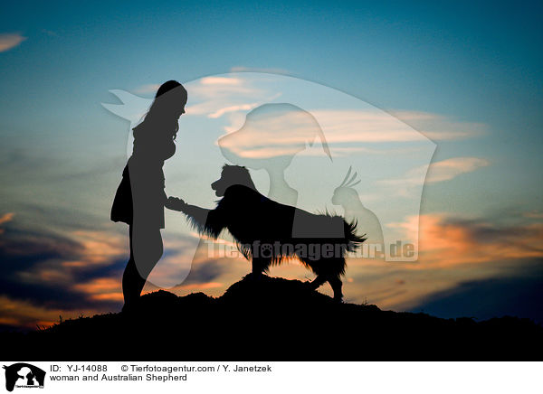 Frau und Australian Shepherd / woman and Australian Shepherd / YJ-14088