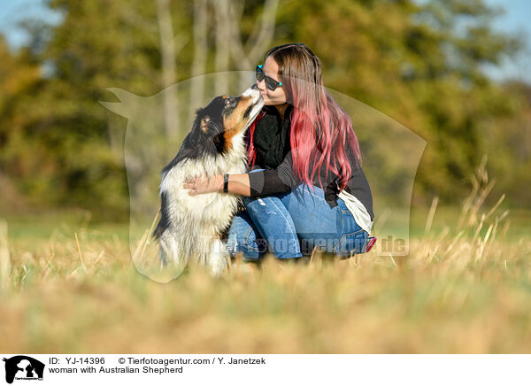 Frau mit Australian Shepherd / woman with Australian Shepherd / YJ-14396