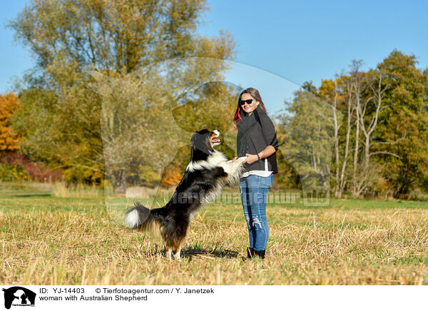 Frau mit Australian Shepherd / woman with Australian Shepherd / YJ-14403