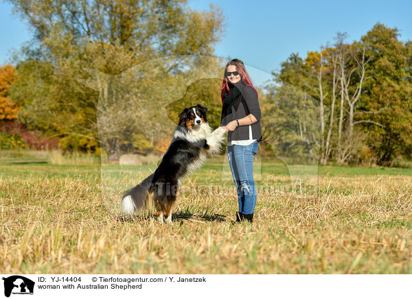 Frau mit Australian Shepherd / woman with Australian Shepherd / YJ-14404