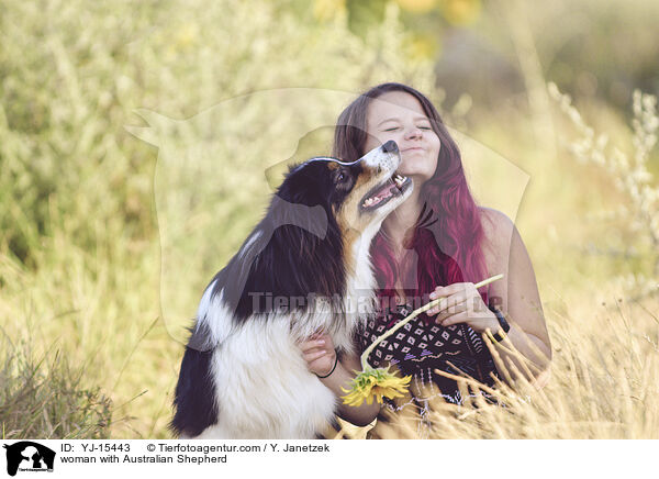 Frau mit Australian Shepherd / woman with Australian Shepherd / YJ-15443