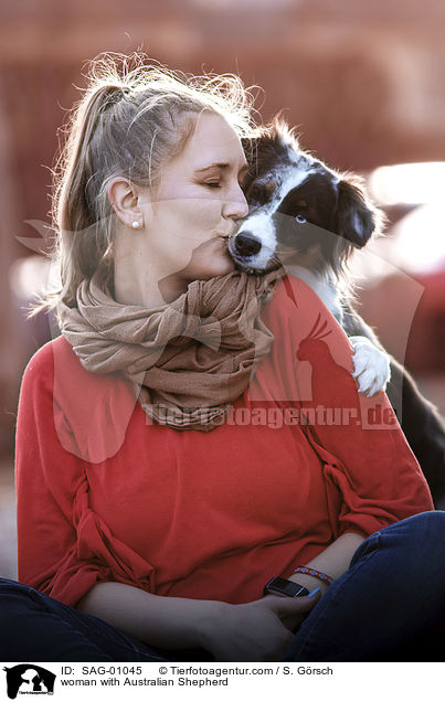 Frau mit Australian Shepherd / woman with Australian Shepherd / SAG-01045