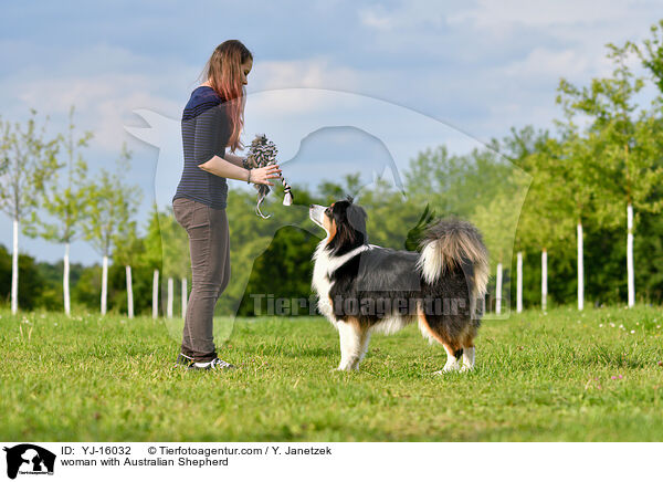 Frau mit Australian Shepherd / woman with Australian Shepherd / YJ-16032