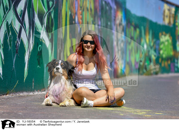 Frau mit Australian Shepherd / woman with Australian Shepherd / YJ-16054