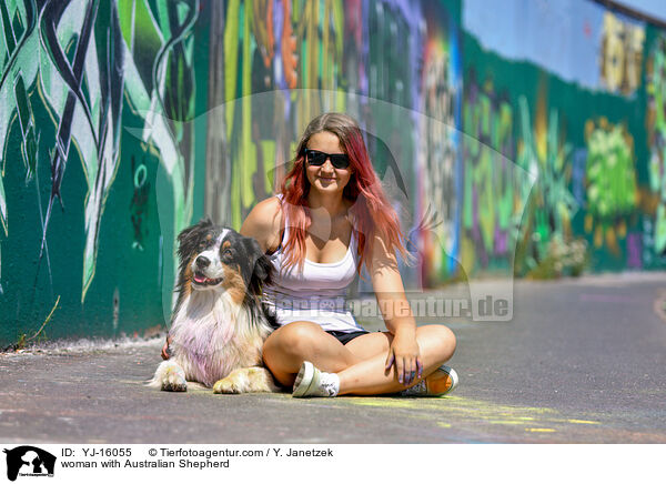 Frau mit Australian Shepherd / woman with Australian Shepherd / YJ-16055