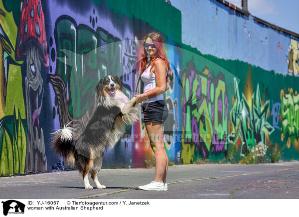 Frau mit Australian Shepherd / woman with Australian Shepherd / YJ-16057