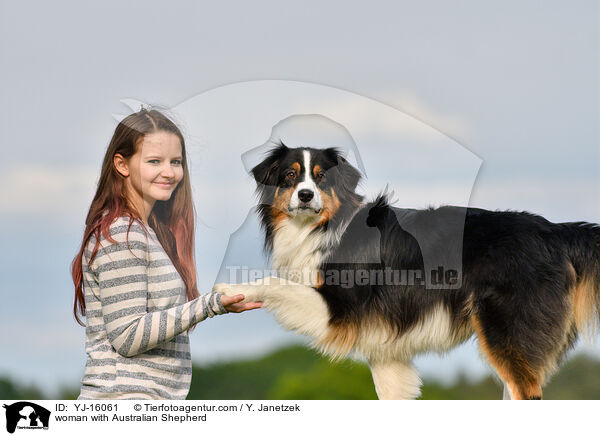 Frau mit Australian Shepherd / woman with Australian Shepherd / YJ-16061