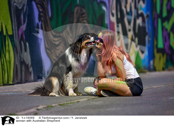 Frau mit Australian Shepherd / woman with Australian Shepherd / YJ-16069