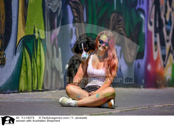 Frau mit Australian Shepherd / woman with Australian Shepherd / YJ-16074