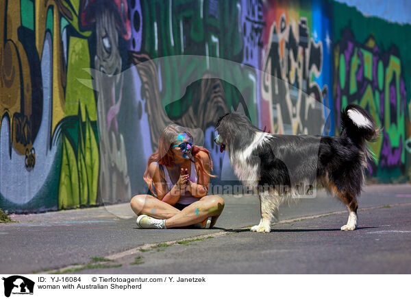 Frau mit Australian Shepherd / woman with Australian Shepherd / YJ-16084