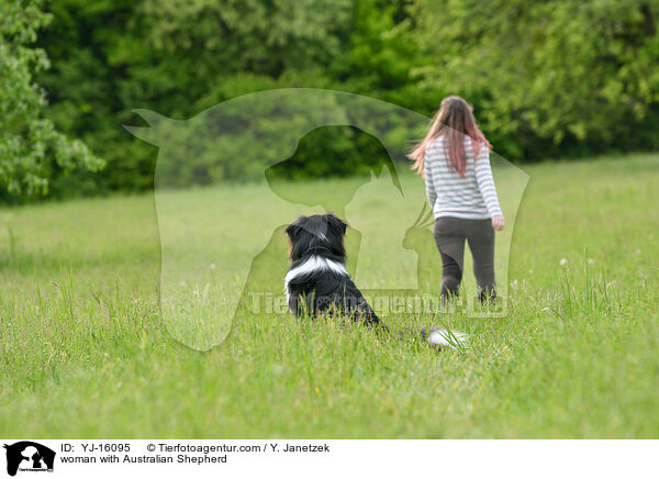 Frau mit Australian Shepherd / woman with Australian Shepherd / YJ-16095