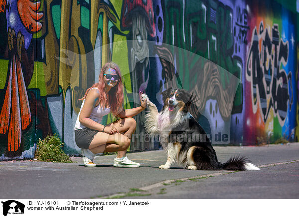 Frau mit Australian Shepherd / woman with Australian Shepherd / YJ-16101