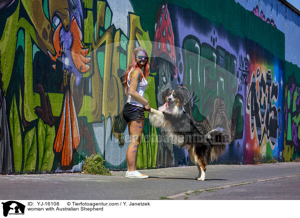 Frau mit Australian Shepherd / woman with Australian Shepherd / YJ-16108