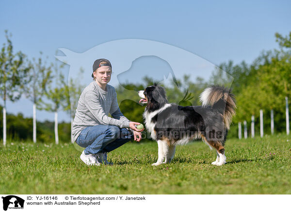 Mann mit Australian Shepherd / woman with Australian Shepherd / YJ-16146