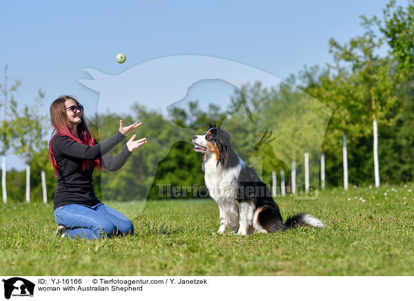 Frau mit Australian Shepherd / woman with Australian Shepherd / YJ-16166