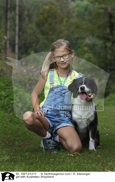 Mdchen mit Australian Shepherd / girl with Australian Shepherd / DST-01217