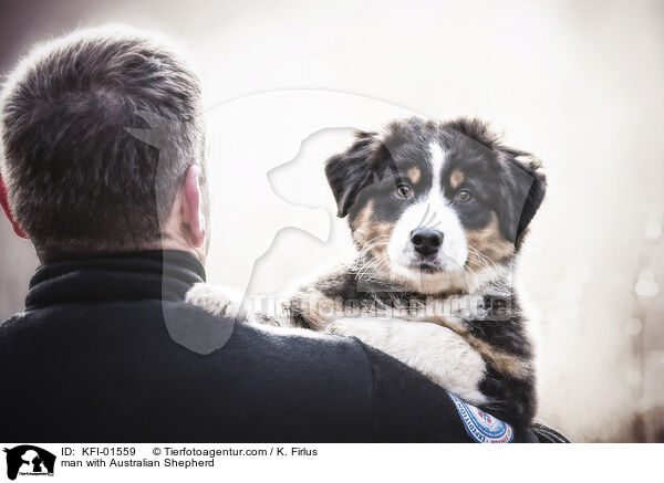 Mann mit Australian Shepherd / man with Australian Shepherd / KFI-01559