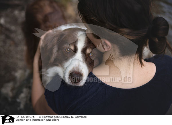 Frau und Australian Shepherd / woman and Australian Shepherd / NC-01975