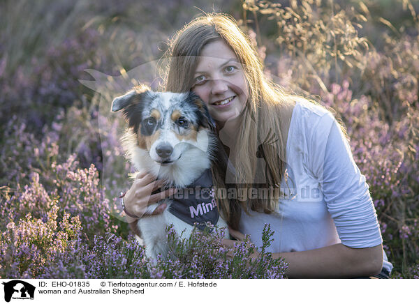 Frau und Australian Shepherd / woman and Australian Shepherd / EHO-01835